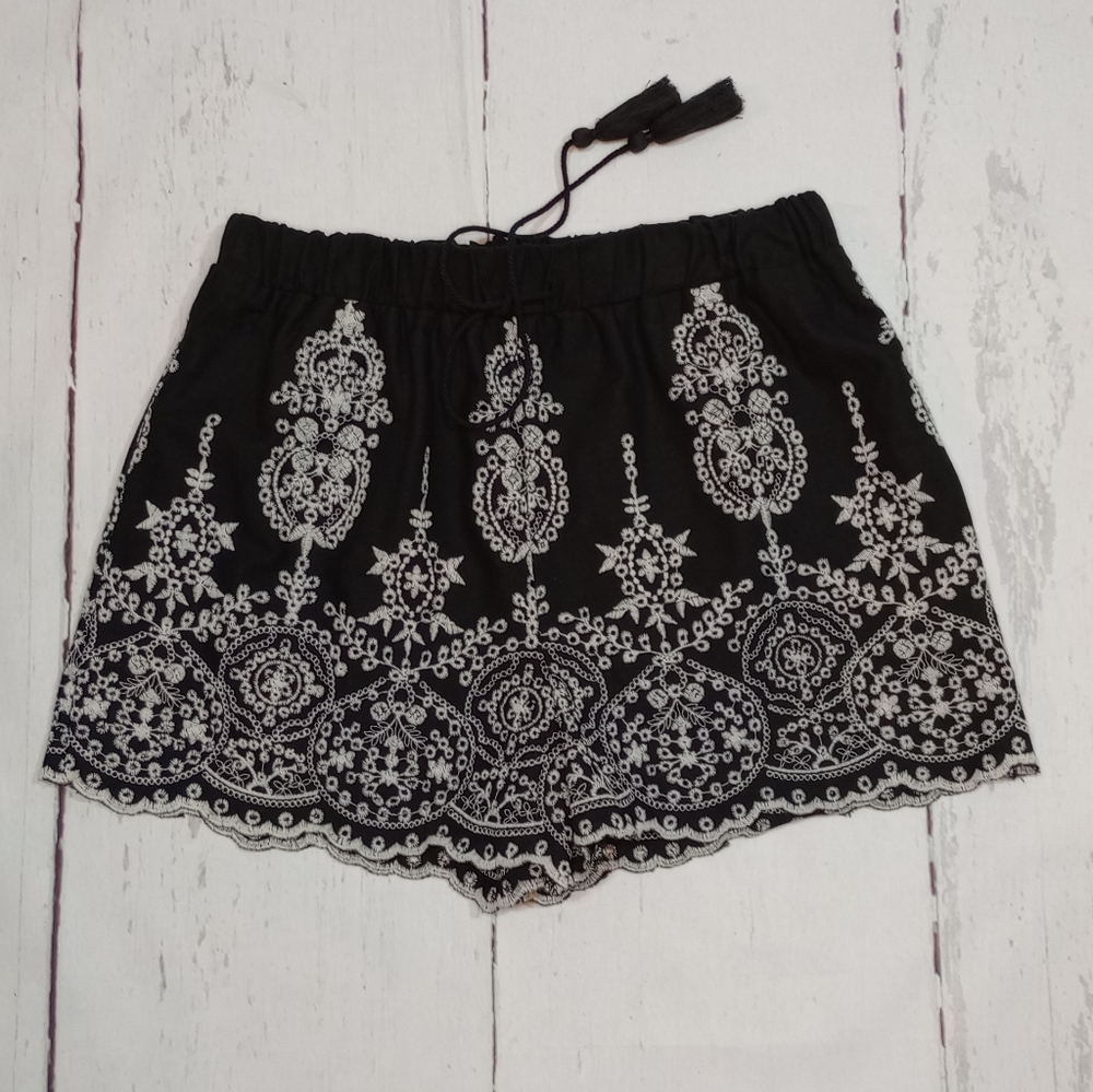 WONDERLY Black Lined White Stitching Embroidery Accent Shorts -S